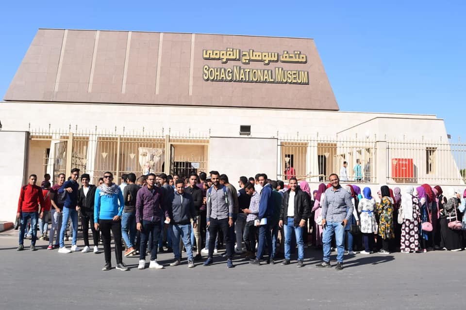 جامعة سوهاج تنظم مسيرة طلابية للمتحف القومي